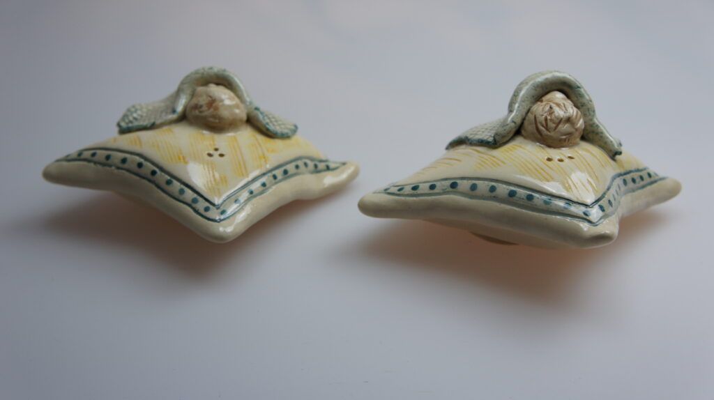 Uniek Kunstwerk: Baby op Kussen Peper en Zoutstel