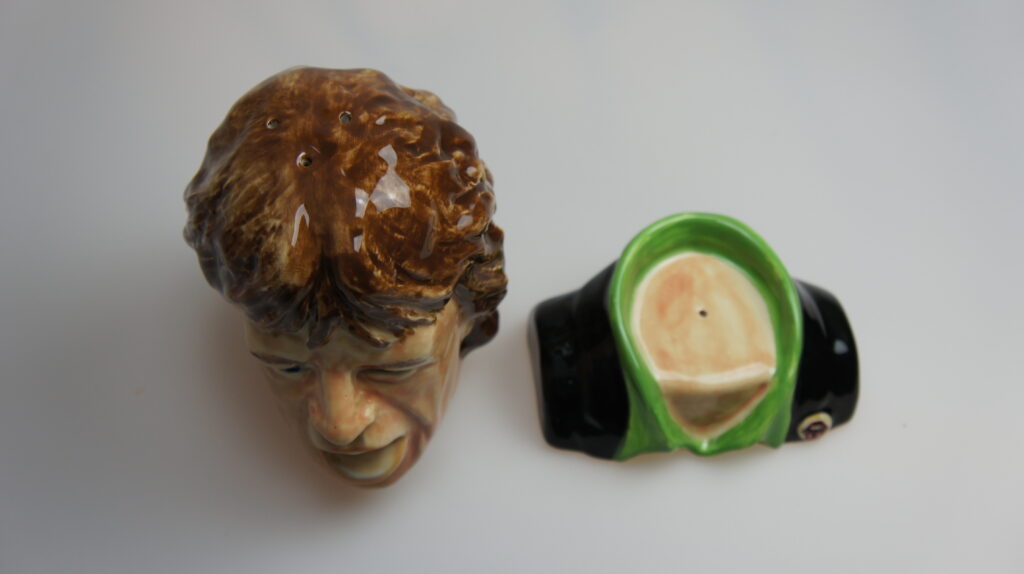 Een creatief peper en zoutstel in de vorm van een borststuk, geïnspireerd door het iconische uiterlijk van Mick Jagger,