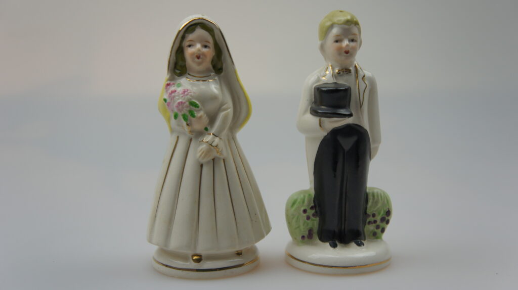 Jong bruidspaar in gouden accenten - Een zijde van het unieke peper- en zoutstel.