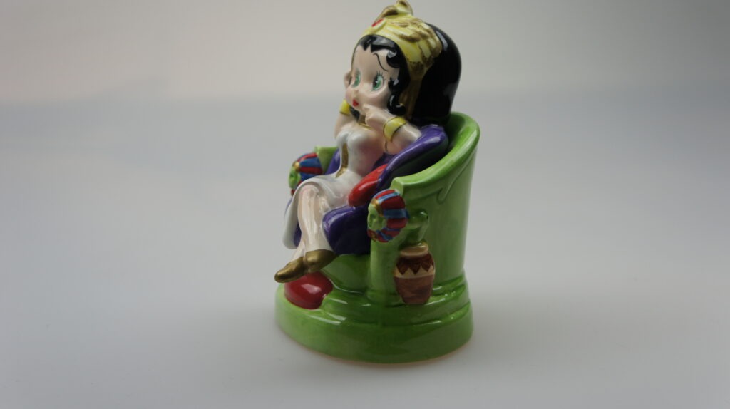 Cleopatra kledingdetails op Betty Boop peper en zoutstel