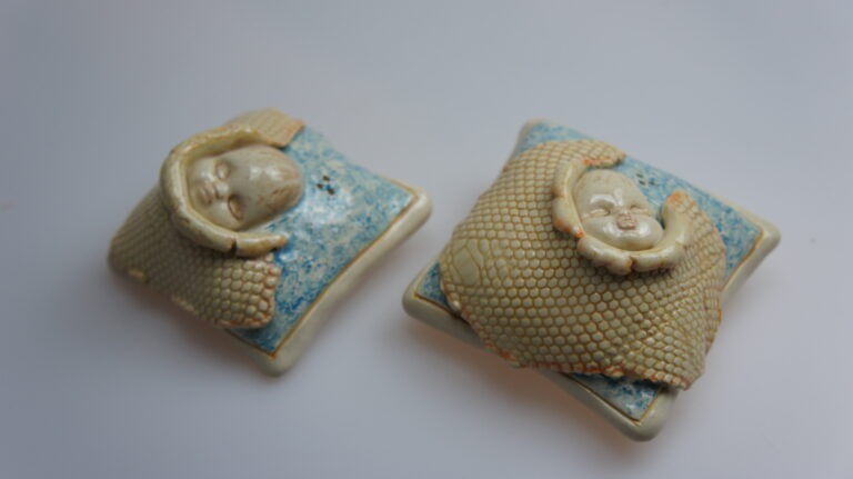 Slapende Baby Peper- en Zoutstel van Ank Uitenbroek - detail van hoofdje en kussen