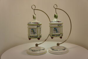 Vintage peper en zoutstel hangende vogelkooien