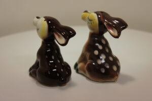 Vintage hertjes peper en zoutstel in bruine tinten