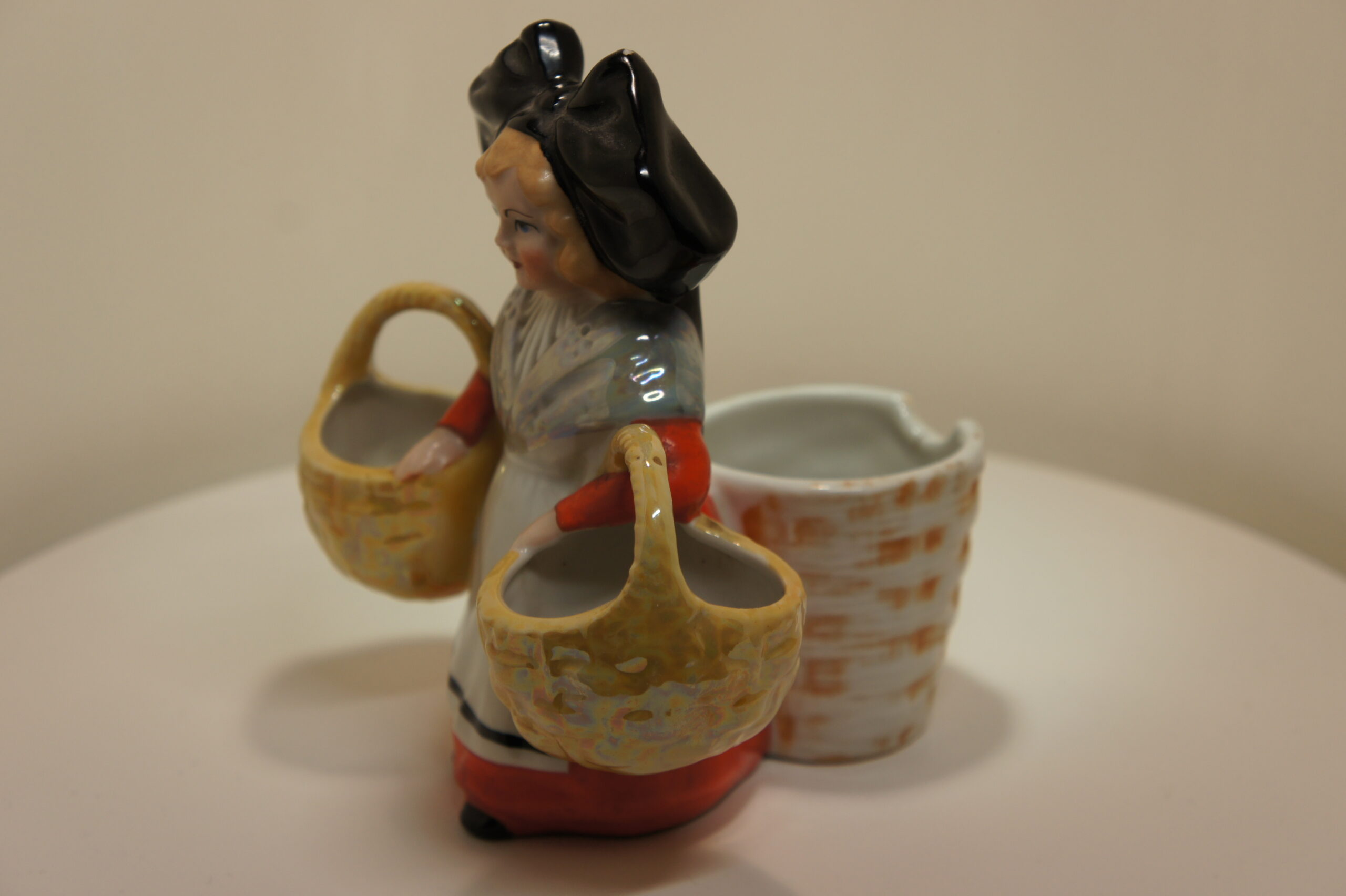Franse keramiek figuur met manden als peper en zoutstel