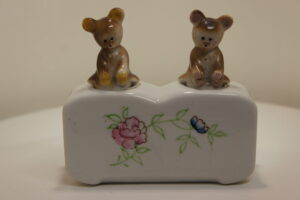 Vintage peper- en zoutstel met twee keramische beren op handbeschilderde basis met bloemenmotief.