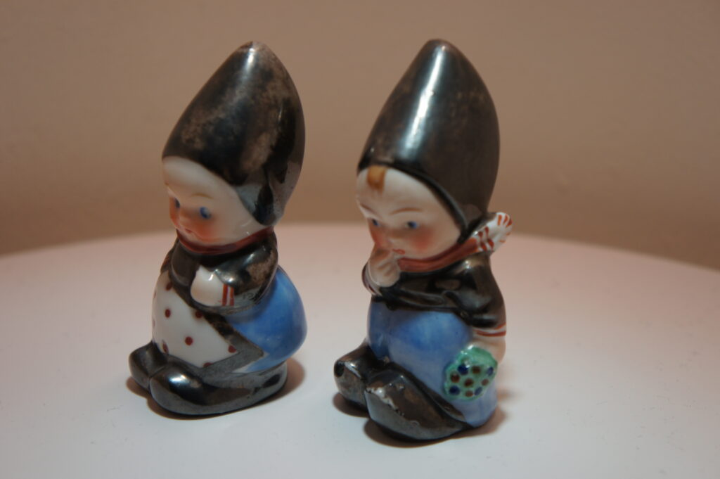 Jongen en meisje in klederdracht