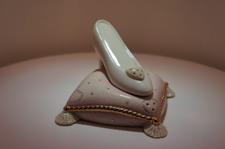 Schoen op kussen van Lenox