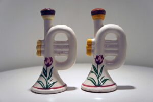 Trompet met bloemmotief