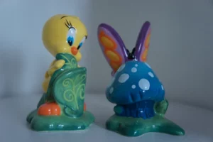Peper- en zoutstel Tweety met vlinder op paddenstoel – Warner Bros 1999