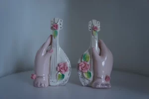 Peper- en zoutstel handen met cello en rozen, vintage Japan