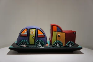 Peper- en zoutstel auto’s op dienblad “Dreaming of road trips”