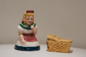 Meisje met wasmand peper zoutstel vintage Japan