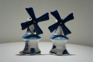 Molen peper zoutstel in Delfts blauw stijl keramiek